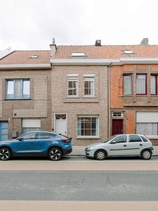 Verzorgde en ruime rijwoning met atelier in Sint-Niklaas