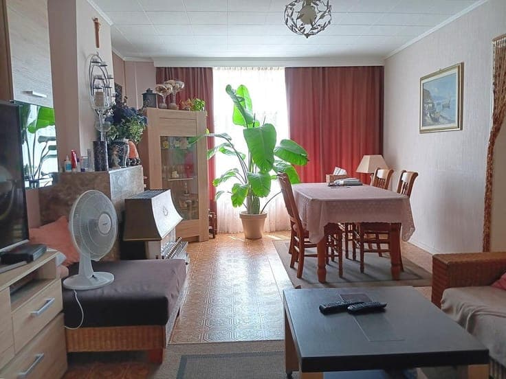 Opbrengsteigendom met 2 app, tuin en grote garage met oprit