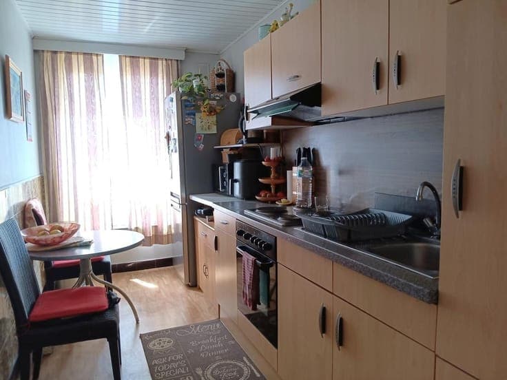 Opbrengsteigendom met 2 app, tuin en grote garage met oprit