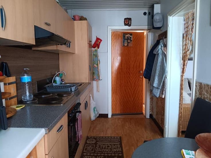 Opbrengsteigendom met 2 app, tuin en grote garage met oprit