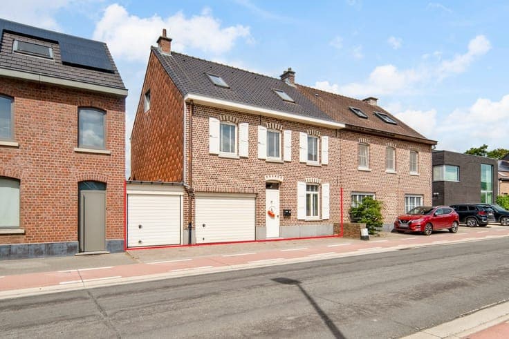 Ruime en lichtrijke woning met 4 slaapkamers, 2 garages, ...