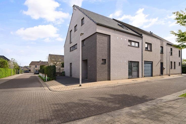 Uitstekend gelegen gezinswoning met 4 slaapkamers in rust...
