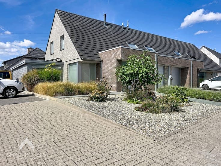 Move-in ready home with 4 bedrooms, a garage and a landscape