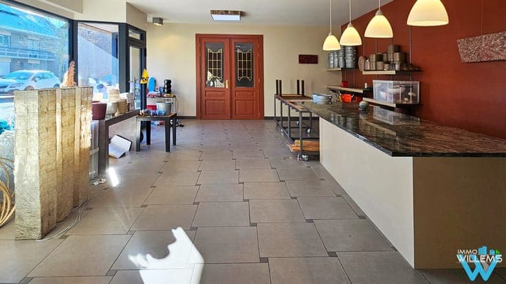 Very spacious home with commercial space in Perk