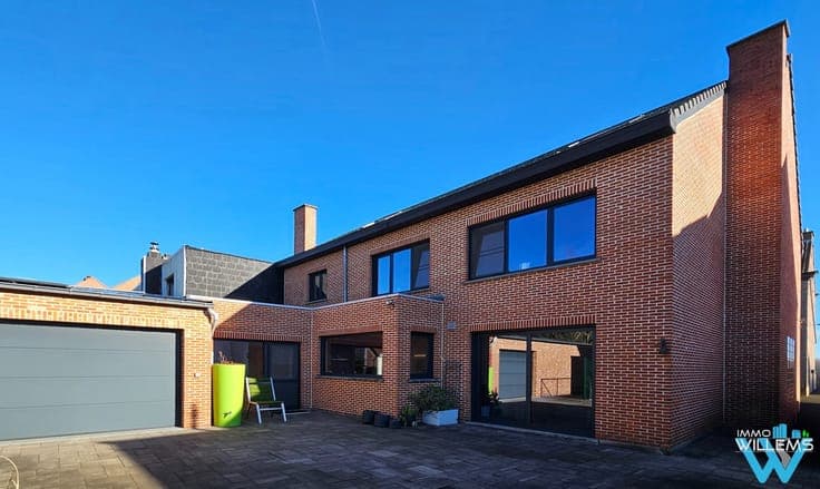 Very spacious home with commercial space in Perk