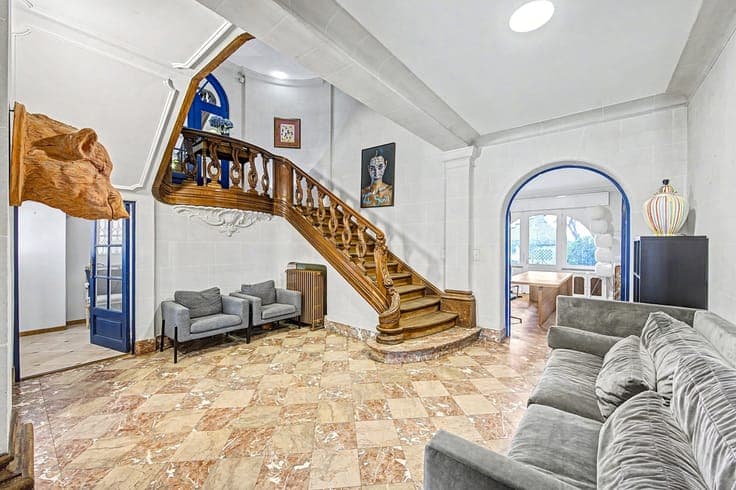 Character townhouse – ± 478 sqm – 5 bedrooms – garden