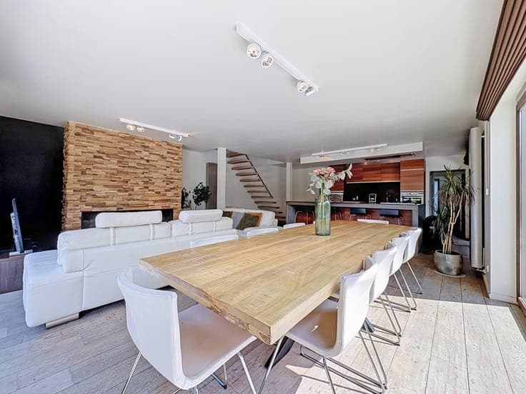 Zongerichte en moderne villa te Oostduinkerke.