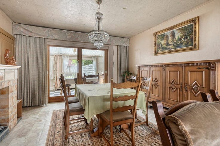 Tussenwoning met veel potentieel in een rustige wijk te R...