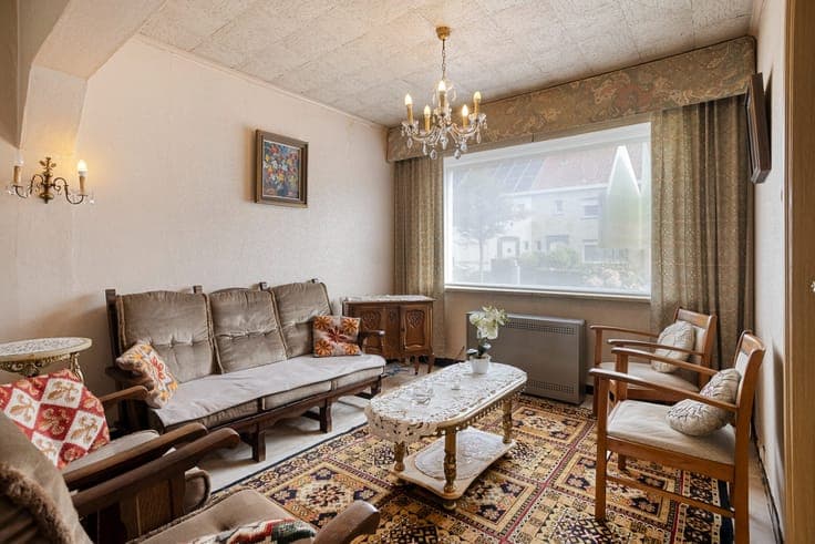 Tussenwoning met veel potentieel in een rustige wijk te R...