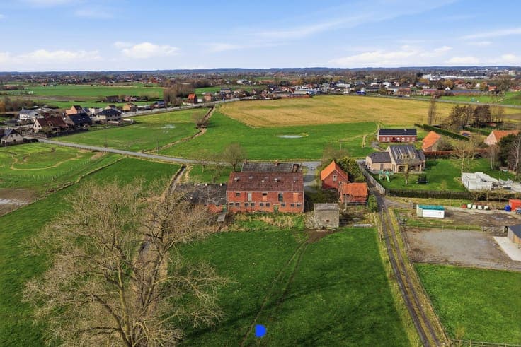 Hoeve met bijgebouwen en stallingen op 4.593m².