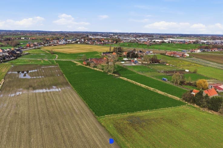 Hoeve met bijgebouwen en stallingen op 4.593m².