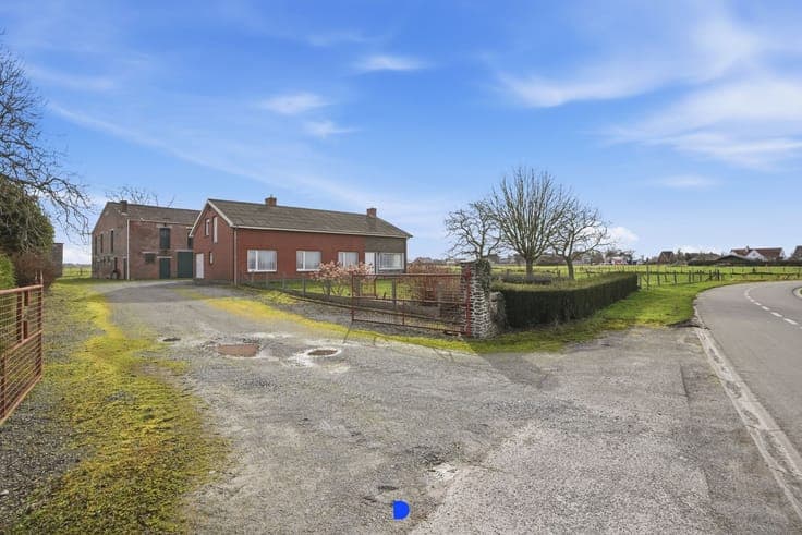 Hoeve met bijgebouwen en stallingen op 4.593m².