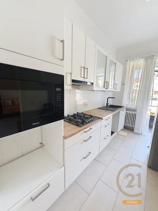 SPLIT-LEVEL HOUSE WITH 4 BEDROOMS, GARDEN AND GARAGE
