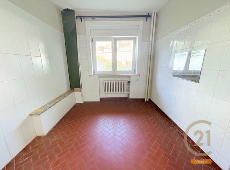 SPLIT-LEVEL HOUSE WITH 4 BEDROOMS, GARDEN AND GARAGE