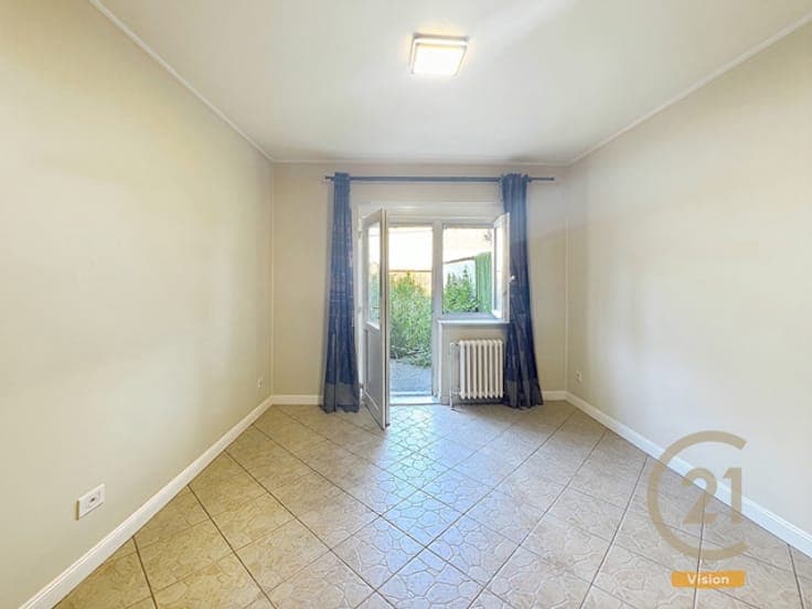 SPLIT-LEVEL HOUSE WITH 4 BEDROOMS, GARDEN AND GARAGE