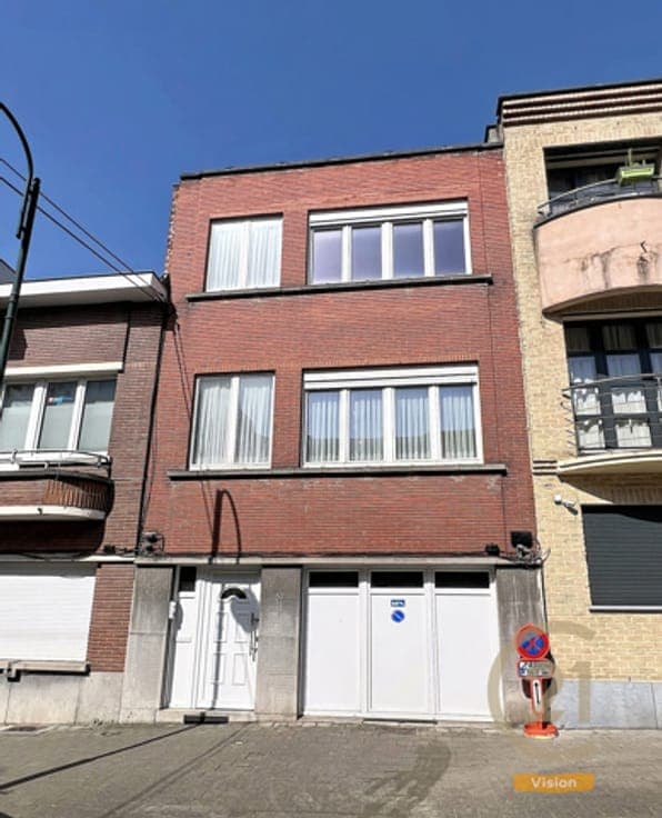 SPLIT-LEVEL HOUSE WITH 4 BEDROOMS, GARDEN AND GARAGE