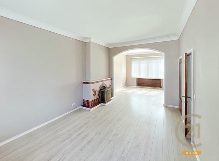 SPLIT-LEVEL HOUSE WITH 4 BEDROOMS, GARDEN AND GARAGE