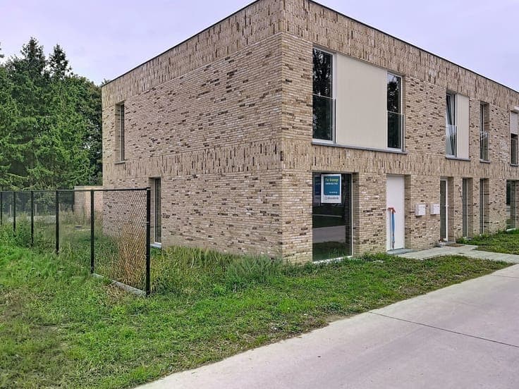 Halfopen woning met 3 slaapkamers en staanplaats