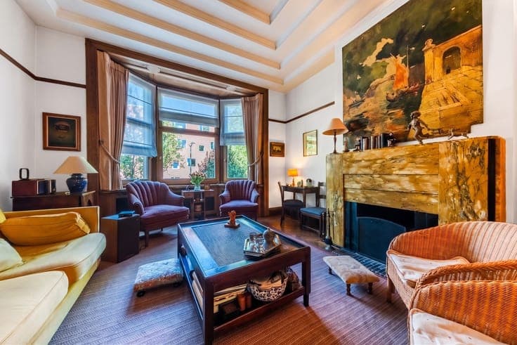 Beautiful house with garden and generous living spaces