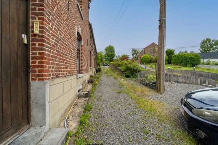 House to renovate with a large garden