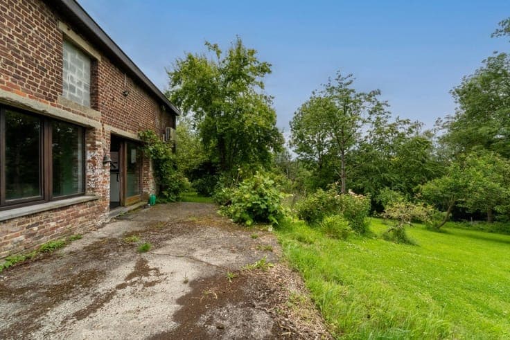 House to renovate with a large garden