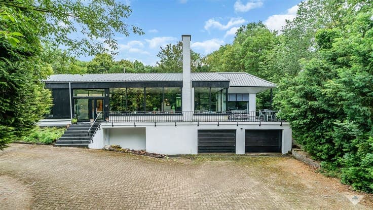 Home with indoor pool and sauna in nature reserve!