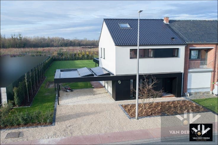 TOTAAL VERNIEUWDE WONING - ENKEL NOG AFWERKEN NAAR EIGEN ...