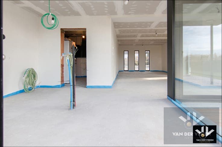 TOTAAL VERNIEUWDE WONING - ENKEL NOG AFWERKEN NAAR EIGEN ...