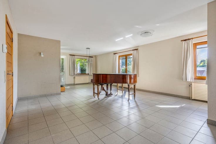 Peacefully located 6-bedroom villa on over 25 ares