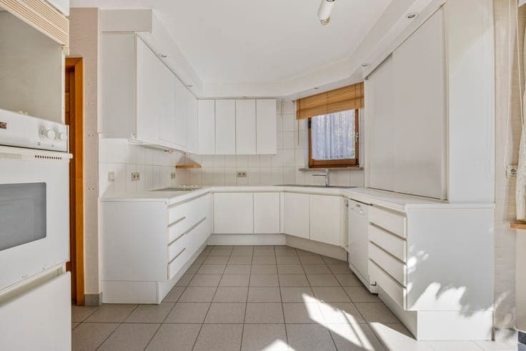 Peacefully located 6-bedroom villa on over 25 ares