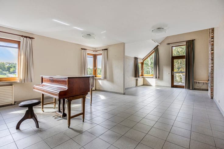 Peacefully located 6-bedroom villa on over 25 ares