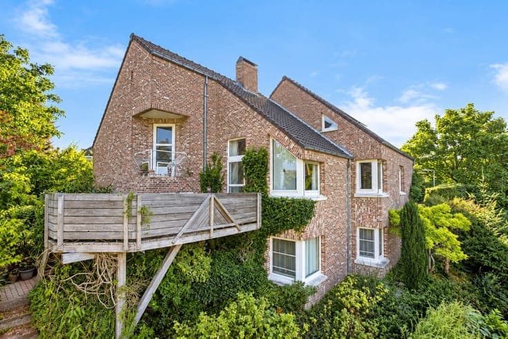 Peacefully located 6-bedroom villa on over 25 ares
