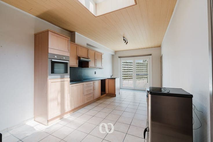 Spacious family home with garden and parking near the center