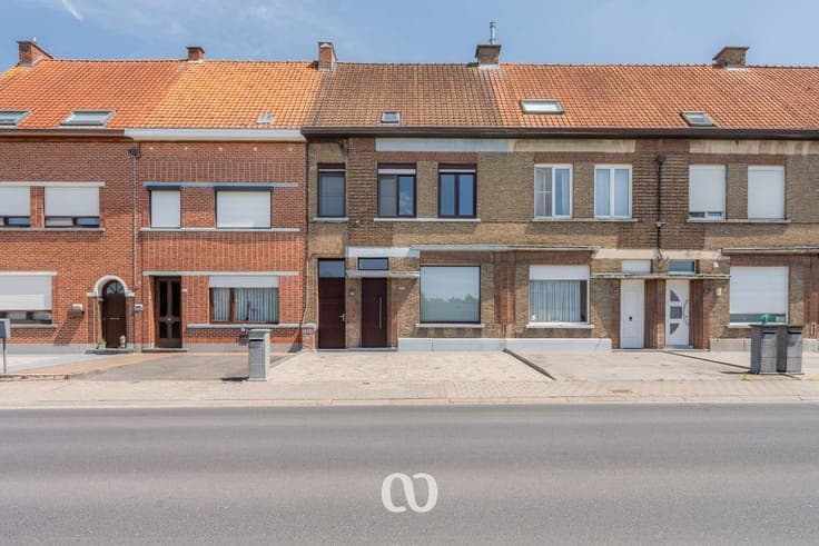 Spacious family home with garden and parking near the center