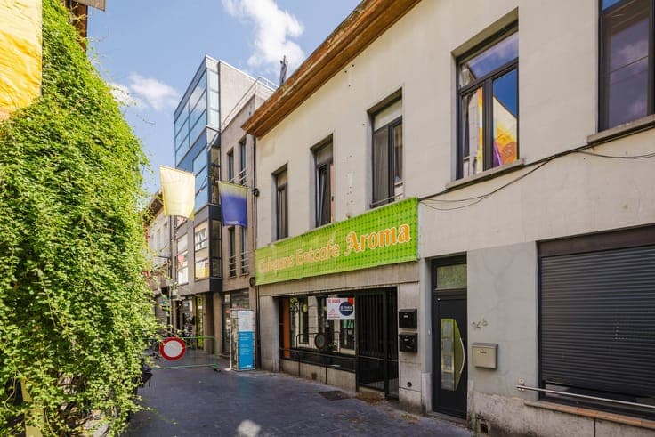 Commercial house with a terrace in the heart of Sint-Niklaas
