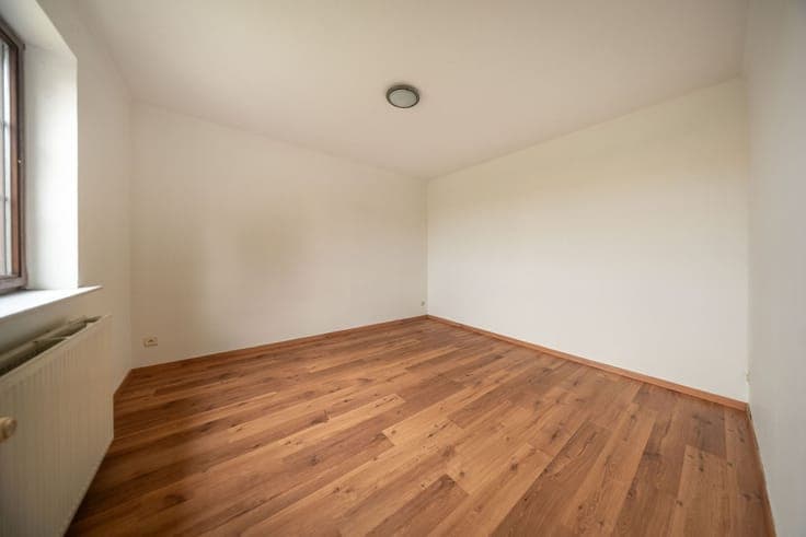 villa 4 façades, 5 ch, jardin et 4 emplacements voiture.