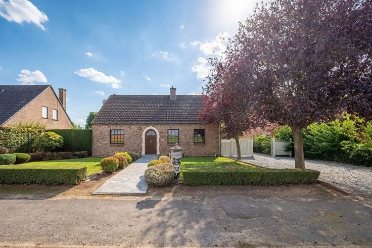 villa 4 façades, 5 ch, jardin et 4 emplacements voiture.
