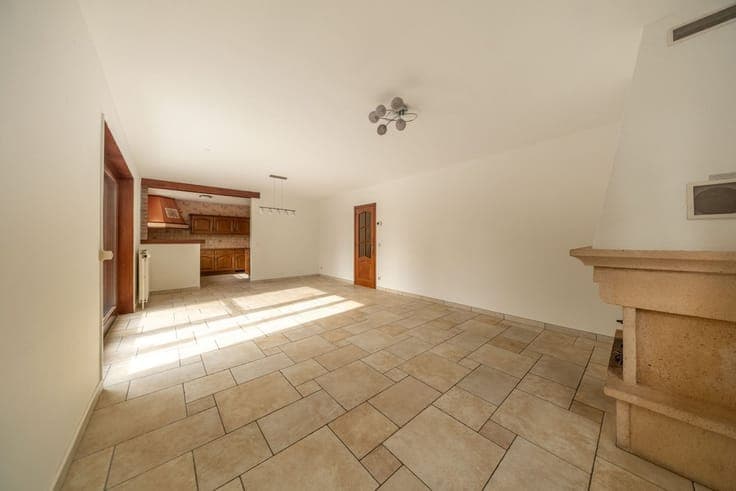 villa 4 façades, 5 ch, jardin et 4 emplacements voiture.