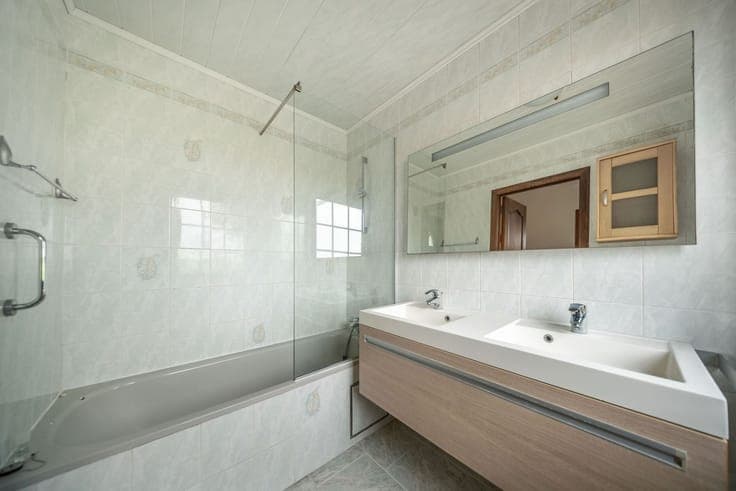villa 4 façades, 5 ch, jardin et 4 emplacements voiture.