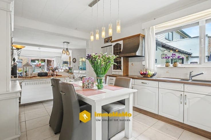 WONING MET 3 SLAAPKAMERS, INPANDIGE GARAGE EN STEIGER AAN...