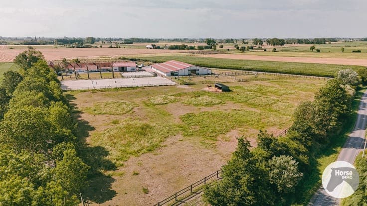 ALVERINGEM - Uniek gelegen professionele hippische eigendom