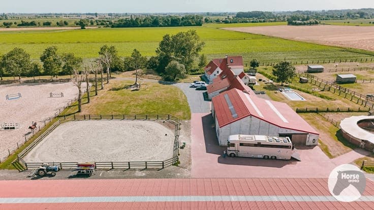 ALVERINGEM - Uniek gelegen professionele hippische eigendom