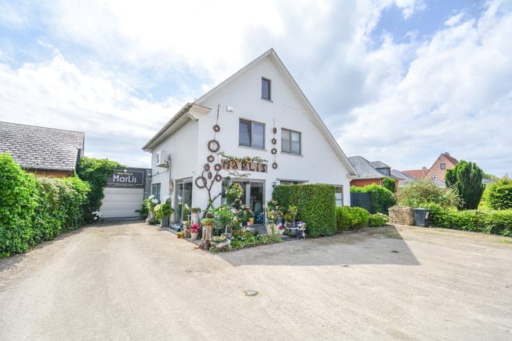 Home with retail space in a prime commercial location in Kam