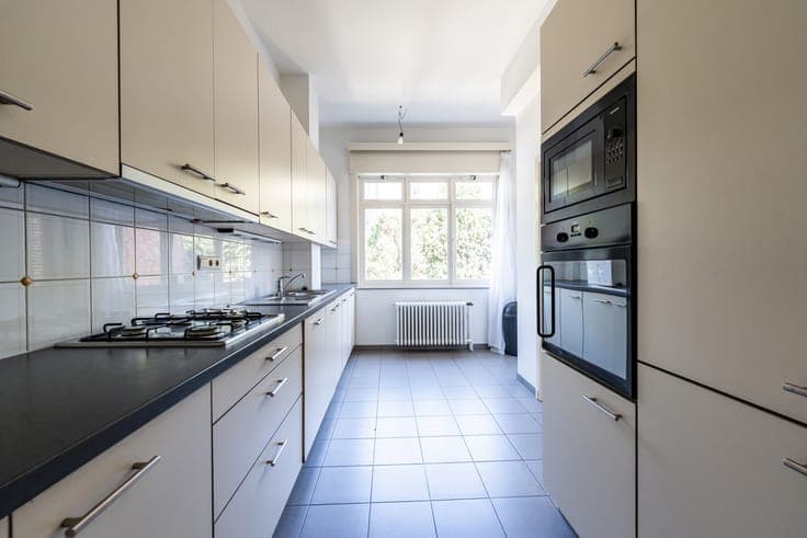 Facing Parc Josaphat – Bright house with a garden