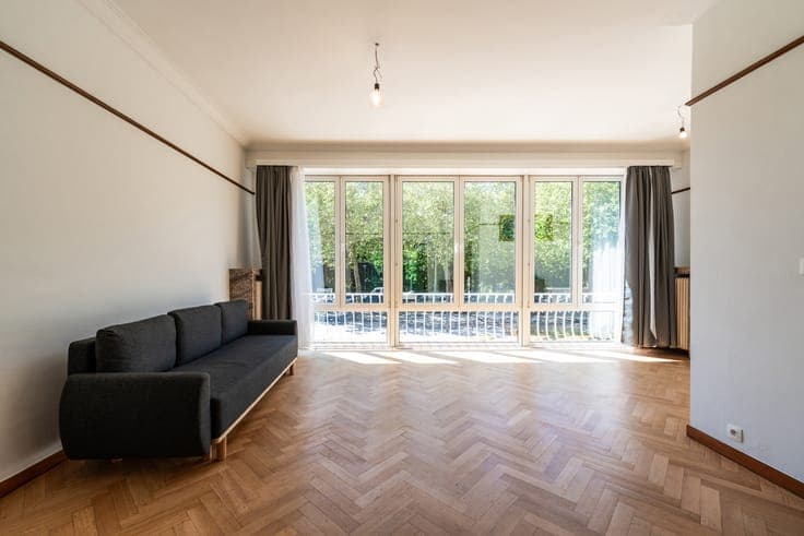 Facing Parc Josaphat – Bright house with a garden