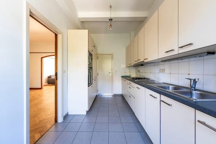 Facing Parc Josaphat – Bright house with a garden