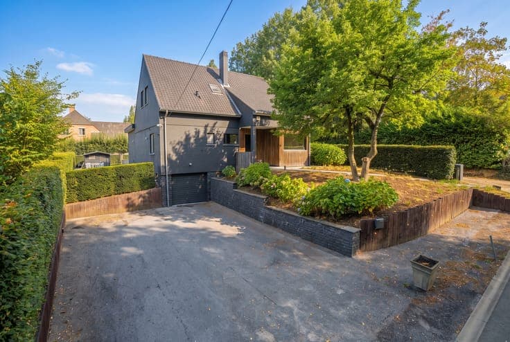 Spacious detached home in a green setting