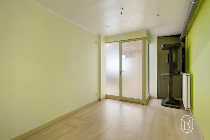 Commercial property with spacious quarters, garage & terrace