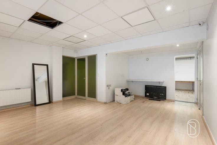 Commercial property with spacious quarters, garage & terrace
