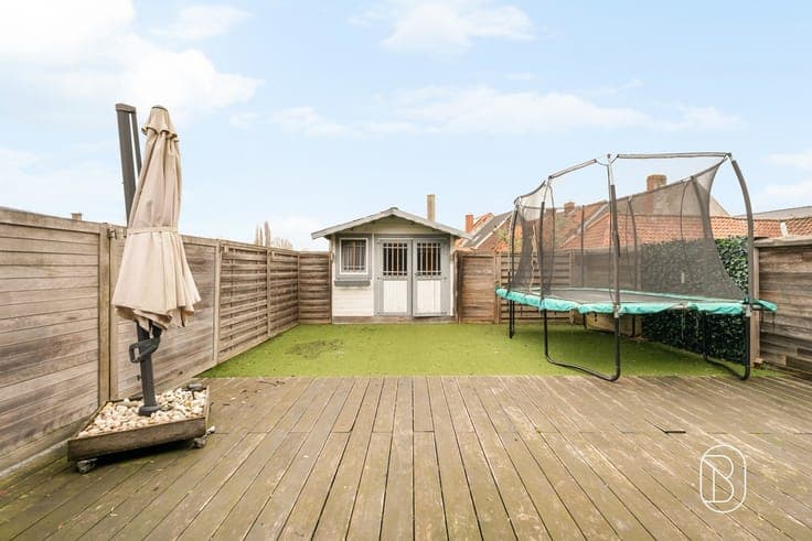 Commercial property with spacious quarters, garage & terrace